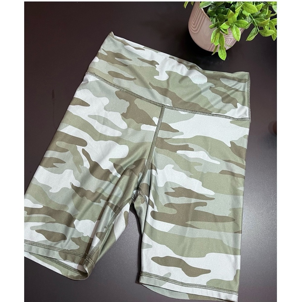 VGUC Aerie Play Chill Move Camo Biker Shorts Sz L